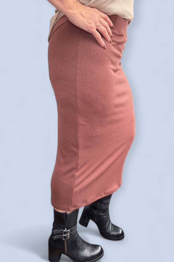 Woman showing a brown skirt at a side view.